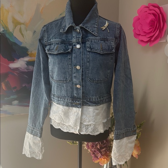Denim Jacket with Lace Cotton Trim. Lion broach included. - Picture 4 of 14